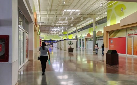 Locales en renta en plaza comercial en avenida Barragán, Escobedo