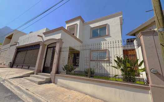 Casa en venta, Cumbres 4to sector en exclusiva privada