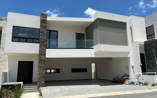 CASA EN VENTA BOSQUES DE LAS MISIONES, CARRETERA NACIONAL.