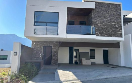 CASA EN VENTA BOSQUES DE LAS MISIONES, CARRETERA NACIONAL.
