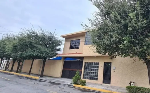 Casa de terreno excedente con Alberca y Paneles Solares en Roble Norte